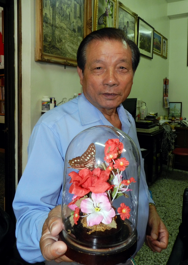 余文田保留著近30年前的「瓶中花與蝶」。