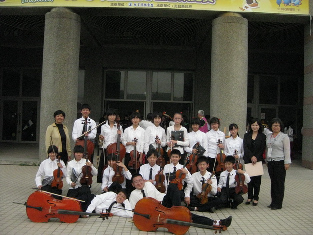 埔里鎮大成國中弦樂隊參加全國音樂比賽中區決賽，勇奪弦樂合奏、弦樂四重奏雙項優等第一。