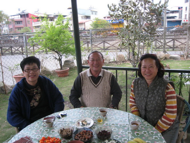 埔里日文老師賴冰惠（左）帶領星野教授（中）拜訪本刊發行人何其慧，暢談綠生農法理念
