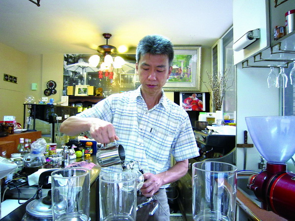 伊索咖啡老闆許秋平在煮咖啡時，往往專心一致。(林子婷攝)