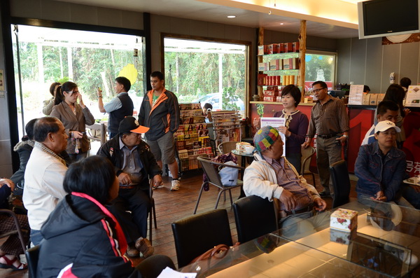 來自屏東泰武鄉的咖啡農們來魚池鄉取經，學員參與熱烈，發問也很踴躍。（柏原祥攝）