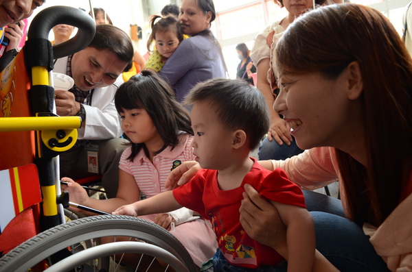 埔基醫院病童在母親及院方的陪伴下彩繪兒童輪椅。（柏原祥攝）