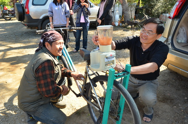 汽修老師袁柏浩（右）設計腳踏果汁機，踩踏即能打出新鮮果汁。（柏原祥攝）