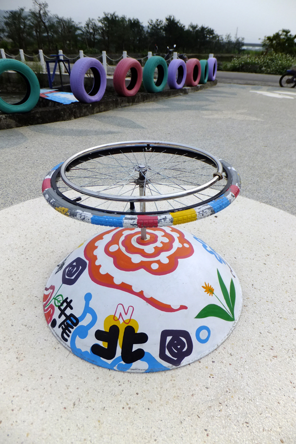 牛尾社區心田公園使用環保的回收輪胎作為裝飾。（唐茹蘋攝）