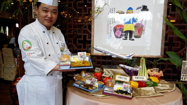 金都餐廳廚藝總監劉恒宏展示機上餐。（唐茹蘋攝）