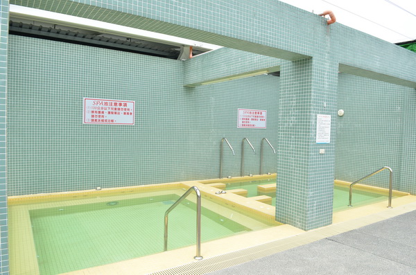 國姓鄉立游泳池也有spa按摩池、烤箱等設備。（柏原祥攝）