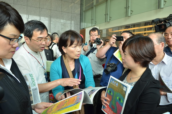 文化部長龍應台（左三）閱讀《大埔里報》，由發行人唐茹蘋（右）解說。（柏原祥攝）