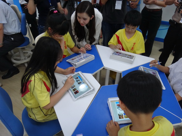 透過平板電腦，與特別設計的教學軟體，育英國小智慧教室要透過數位科技提升孩子的教學效率。（黃佳琪攝）