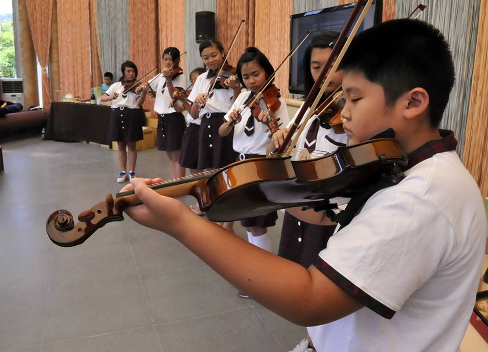 桐林國小從台中邀請小提琴老師前來指導，引發熱烈的學習。(圖片來源：埔里紙教堂)