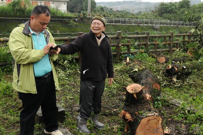 高齡84歲的黃炳松在助理攙扶下至公所砍樹現場，表情與語氣相當悲憤。（柏原祥攝）