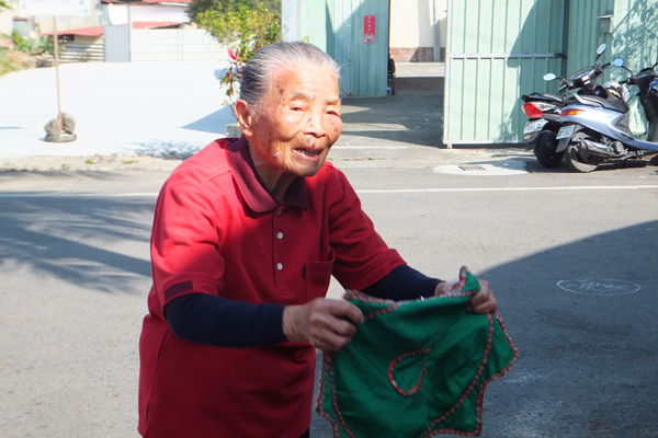 王茶花阿嬤雖然已經97歲，手腳還是相當靈活。（唐茹蘋攝）