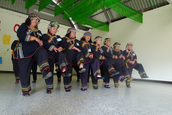 為了表達對志工的感謝，武界婦女穿著傳統服飾跳舞。