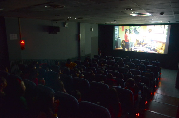 宏仁國中與南光國小至山明戲院看電影《志氣》，許多同學們看完後哭了。（柏原祥攝）