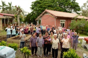 愚人基金會福氣安康村的老人們，開心地營造蝴蝶菜園。（柏原祥攝）