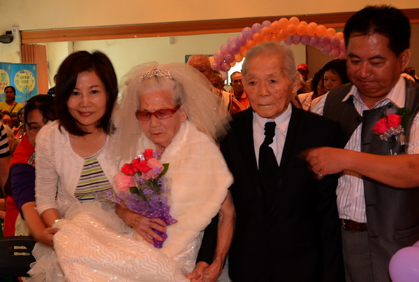 結褵63年的利添盛、利徐久妹伉儷，穿著婚紗禮服進場。（柏原祥攝）