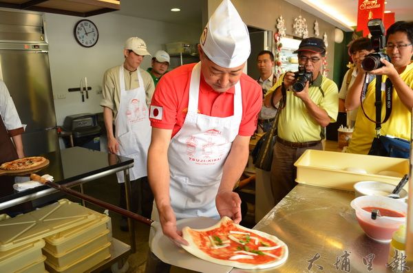 來自日本的高須步親自來到埔里傳授拿坡里披薩的料理技術。（柏原祥攝）