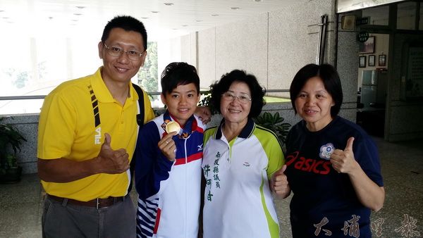 辜翠萍獲得亞運空手道冠軍，許阿甘（右二）、教練黃泰吉、廖德蘭（左一、右一）一路陪伴她成長。（圖／南投縣青少年空手道協會）
