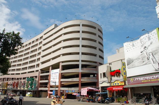 埔里停四立體停車場位於市中心商圈，利用率卻不到二成。（柏原祥攝）