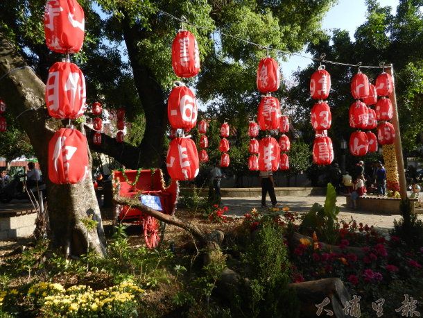 仁愛公園內展示的紅色燈籠，以選舉旗幟與礦泉水空桶回收做成，兼具環保與創意。　（廖堉汝攝）