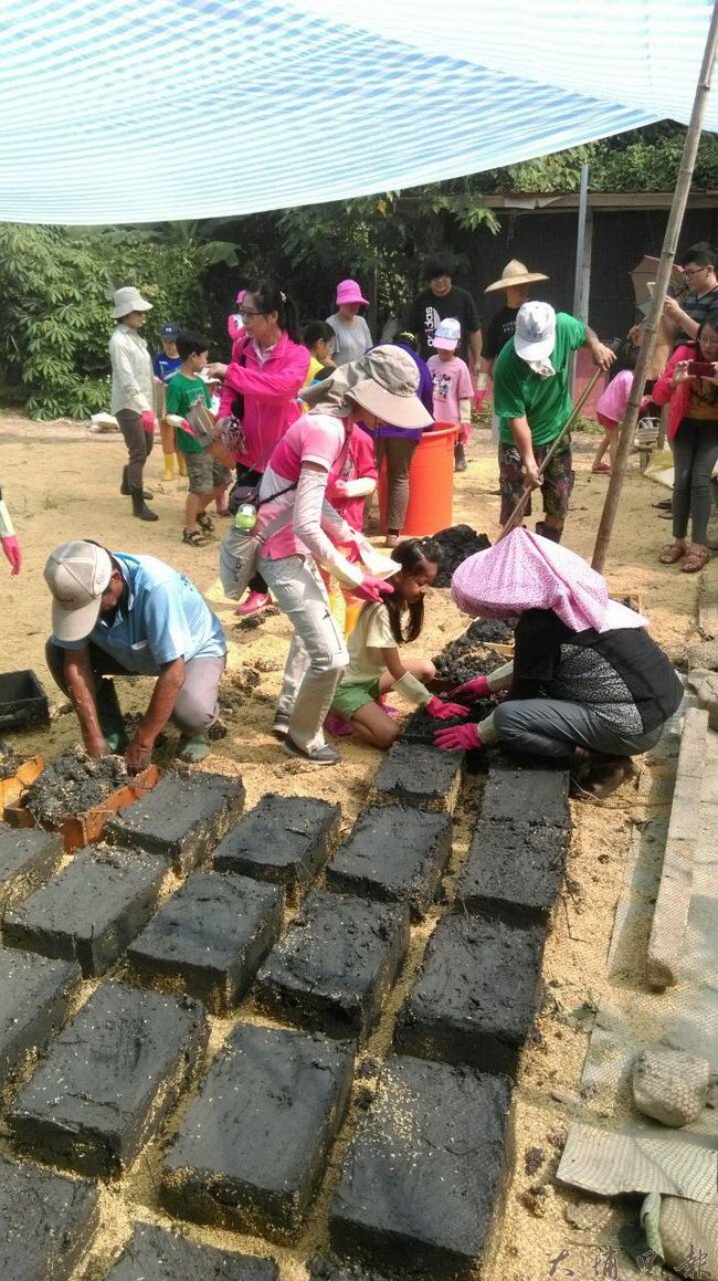 梅村社區居民集體動員做土埆，要營造社區的懷舊氛圍。（陳文富攝）