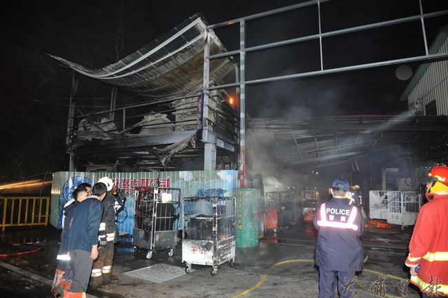 芊羽工廠在3月4日一場火災中，廠房燒毀，鐵皮屋頂塌陷。（柏原祥攝）