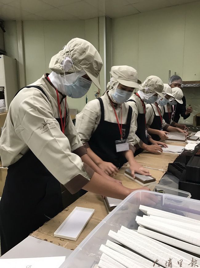 魚池國中同學穿著制服與配戴口罩，至Feeling18巧克力工房當一日店長，並體驗巧克力生產流程。