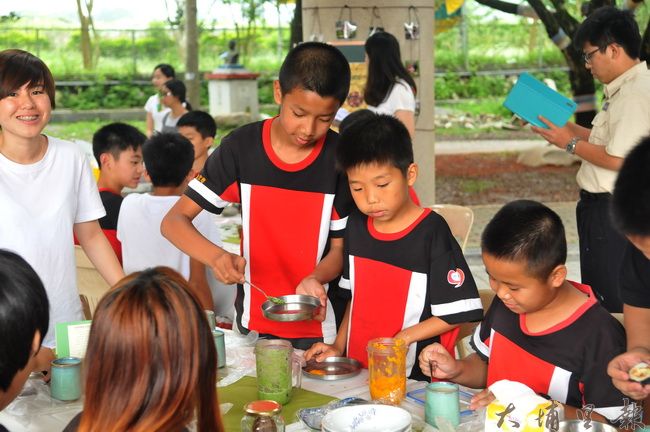 埔里鎮忠孝國小舉辦「米其林餐桌」食農教育活動，學童下廚，體驗稻米產業各個面向。（柏原祥　攝）