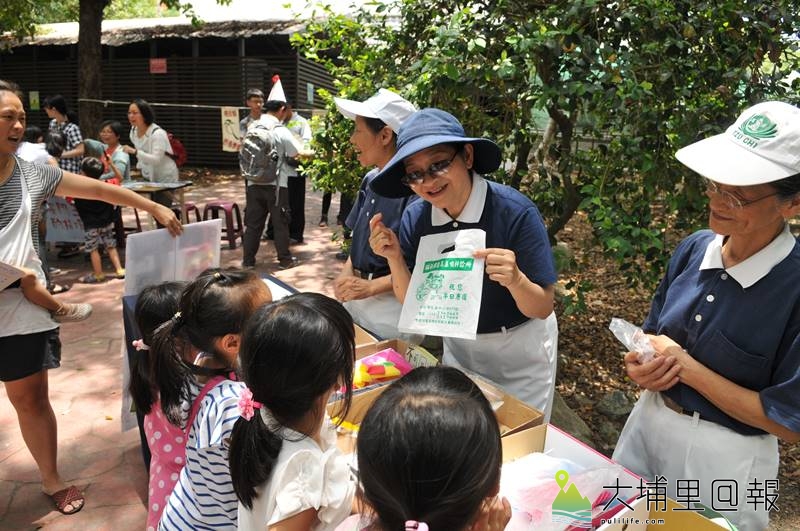 埔里生態城鎮日在啄木鳥步道舉辦，慈濟師姊們教導小朋友塑膠回收垃圾的細分類。（柏原祥　攝）