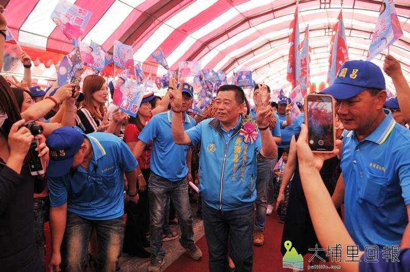 埔里鎮長候選人吳國昌競選總部成立，入場時受到支持者熱烈歡迎。