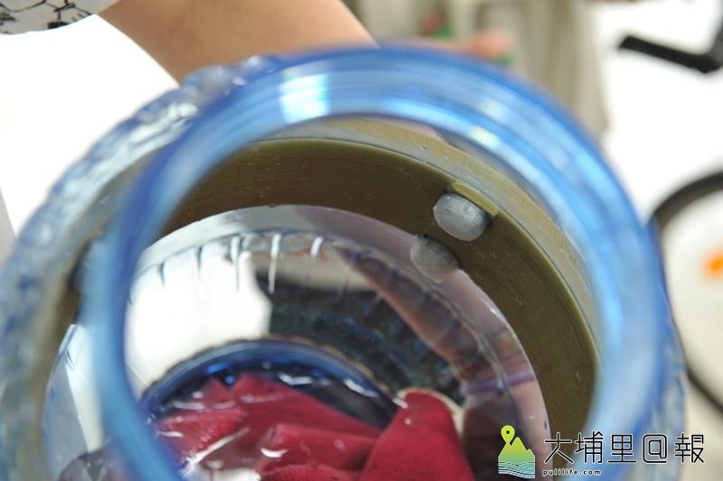 暨大附中師生駱奕帆、簡詩婷發明的自動洗衣裝置，可設置金屬鈕，藉由金屬離子去除氮、琉化合物的臭味。（柏原祥　攝）