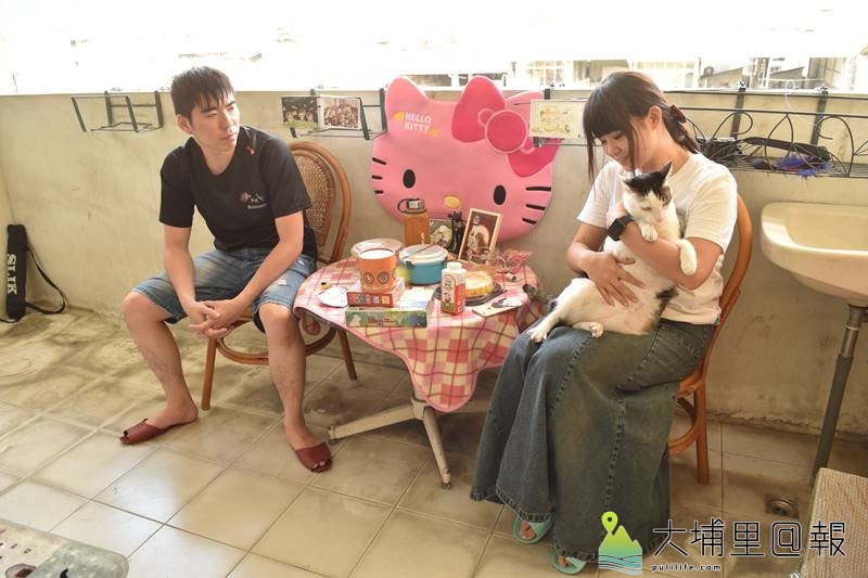 心理諮商輔導師陳小藍利用天台空間打造手作貓樂園，她與男友經常逗弄著貓喝咖啡聊是非。（柏原祥　攝）