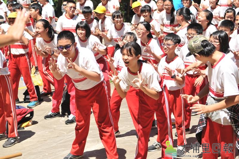 埔里國小222名畢業生至虎頭山淨山，上山前先來段勁歌熱舞。