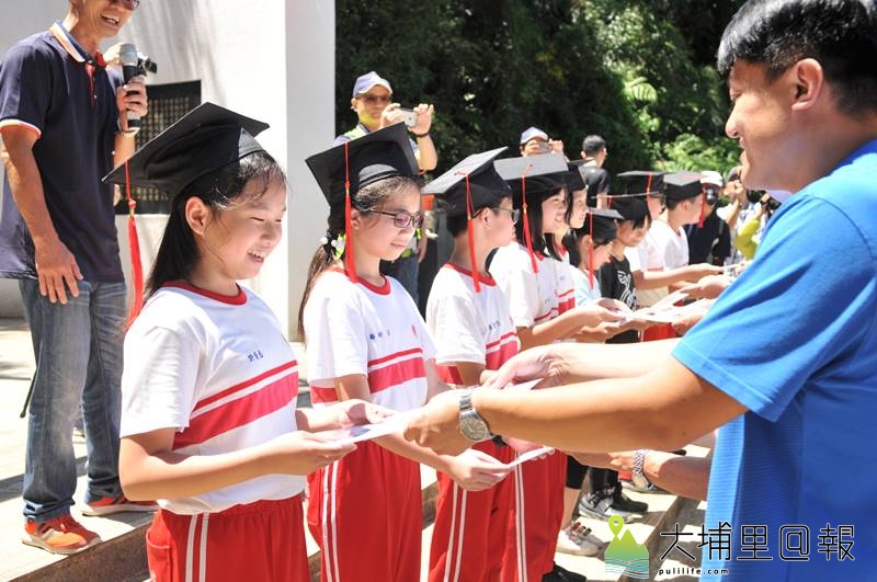 埔里國小222名畢業生至虎頭山淨山，收下畢業證書後，隨即展開淨山。