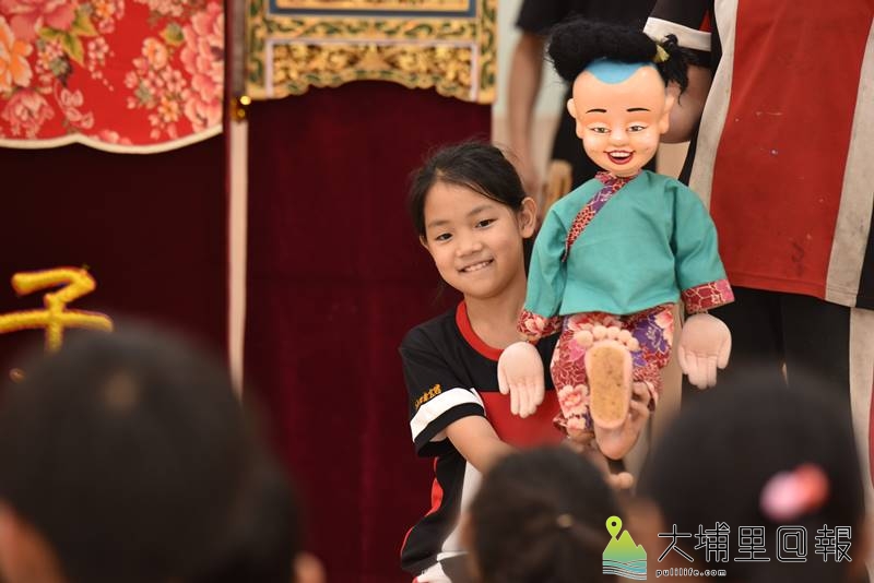 戲偶子劇團至埔里鎮校園巡迴演出，小朋友還可以親手操作戲偶，互動性十足。（柏原祥　攝）
