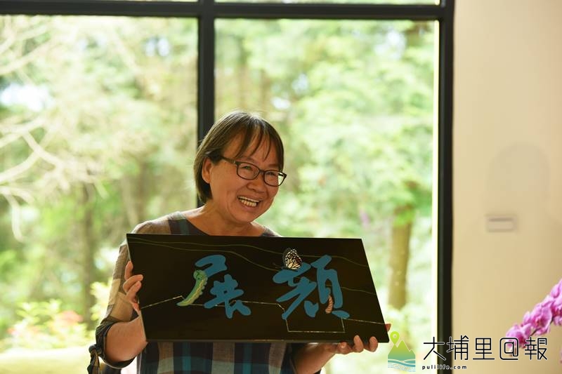 展顏山居民宿開幕，女主人顏新珠舉起30年前文化工房的招牌致詞。（柏原祥　攝）