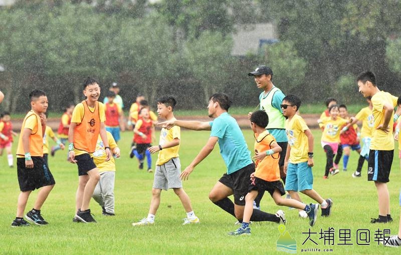 台電足球Fun電營首次在埔里鎮宏仁國中舉辦，開幕對踢儀式中降下小雨，仍不減踢球的興致。（柏原祥　攝）