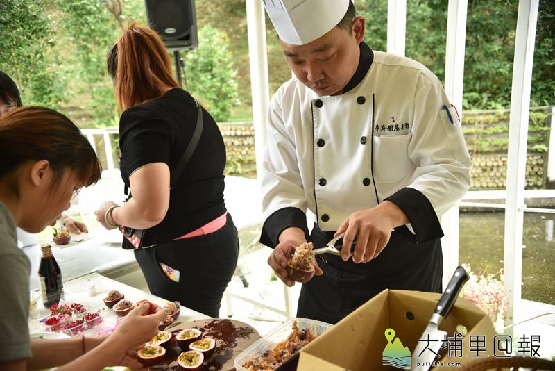 牛耳藝術度假村料理長劉恒宏示範「與蝶共餐，幸福好滋味」蝴蝶餐創意料理。（柏原祥　攝）