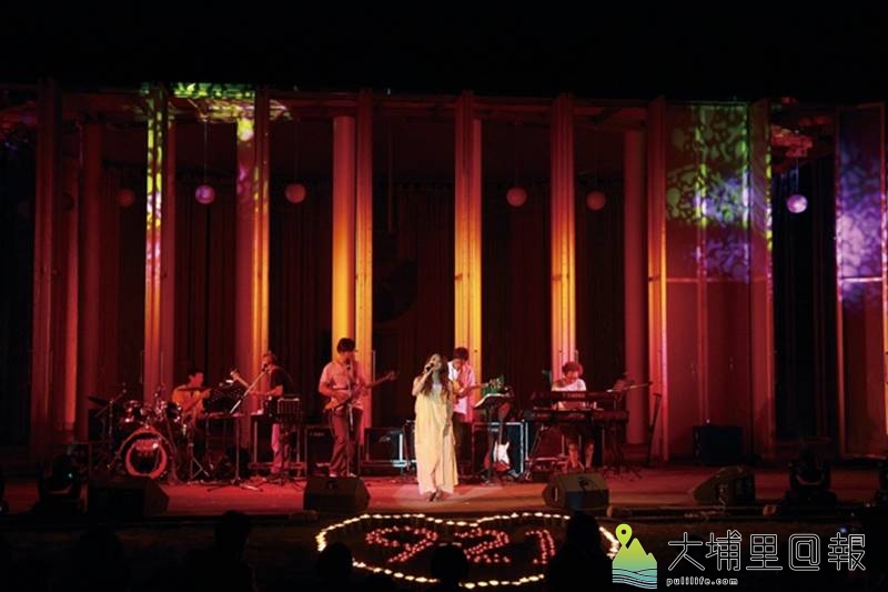 九二一地震10週年時，眾多歌手在紙教堂齊聚，演唱《讓愛轉動整個宇宙》紀念主題曲。（圖／新故鄉文教基金會提供）