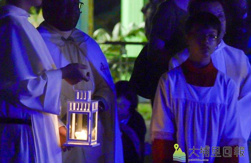 九二一地震20週年音樂會在紙教堂舉行，執事人員手持燭火，氣氛莊嚴。（黃子明　攝）