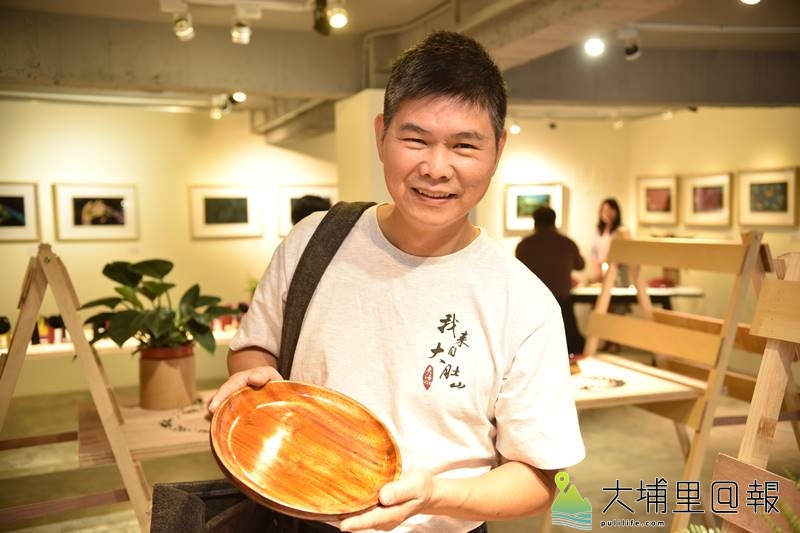 紙教堂展出漆藝作品，學員陳國明展示自己創作的食盤。（柏原祥　攝）