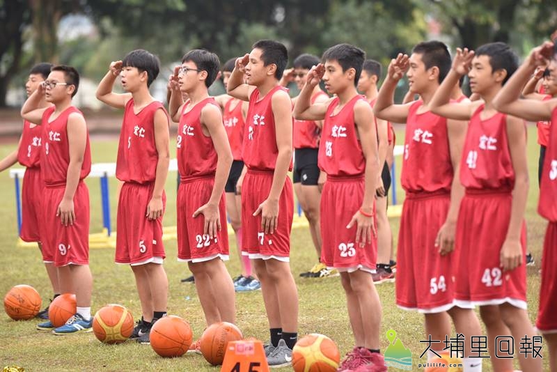埔里鎮宏仁國中舉辦50週年校慶，校方籃球隊帶來自編的舞蹈。（柏原祥　攝）