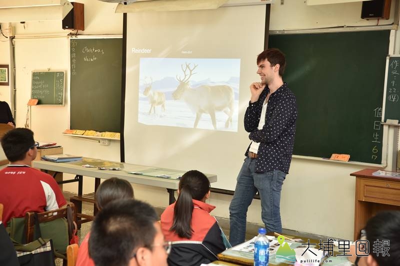 美國西華頓大學Daniel Leach與宏仁國中進行長達10個月的視訊教學後來到台灣與學生們相見歡，並以全英語做互動。（柏原祥　攝）