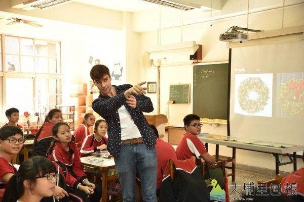 美國西華頓大學Daniel Leach與宏仁國中進行長達10個月的視訊教學後來到台灣與學生們相見歡，並以全英語做互動。（柏原祥　攝）