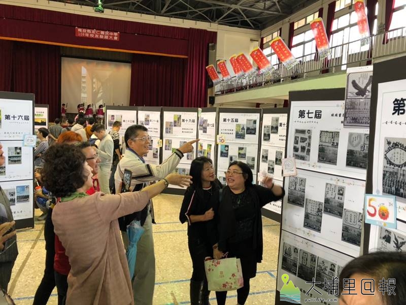 宏仁國中舉辦50週年校慶園遊會，校方在禮堂設計「時光迴廊」，校友在老照片見到熟悉的身影非常的興奮。（柏原祥　照）